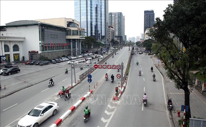 Trong ảnh: Đường Láng Hạ (một trong các tuyến đường được đề xuất tạm thời dỡ bỏ biển cấm xe taxi, xe hợp đồng dưới chín chỗ vào các khung giờ cao điểm) những ngày này giao thông rất thông thoáng. Ảnh: Danh Lam – TTXVN
