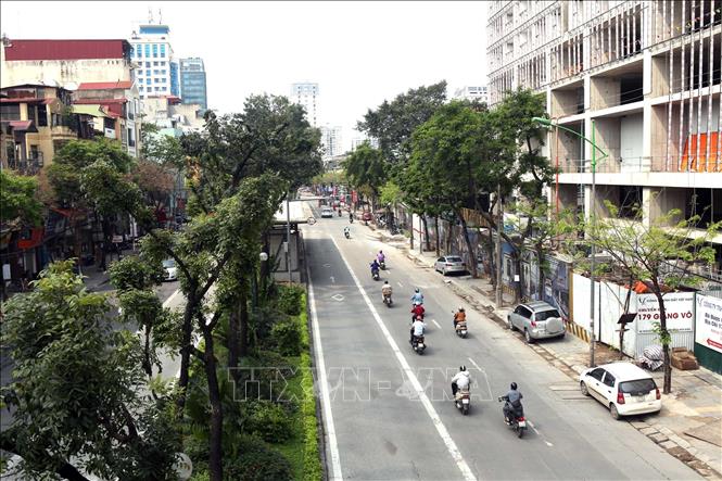 Trong ảnh: Đường Giảng Võ (một trong các tuyến đường được đề xuất tạm thời dỡ bỏ biển cấm xe taxi, xe hợp đồng dưới chín chỗ vào các khung giờ cao điểm) những ngày này giao thông rất thông thoáng. Ảnh: Danh Lam – TTXVN