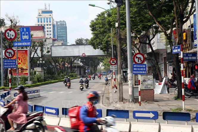 Trong ảnh: Đường Giảng Võ là một trong những tuyến phố đang được đề xuất dỡ biển cấm xe taxi theo khung giờ. Ảnh: Danh Lam – TTXVN