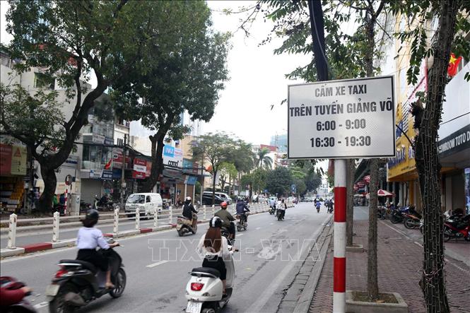 Trong ảnh: Phố Cát Linh đoạn dẫn tới đường Giảng Võ là một trong những tuyến phố đang được đề xuất dỡ biển cấm xe taxi, xe hợp đồng dưới chín chỗ trong khung giờ cao điểm. Ảnh: Danh Lam – TTXVN