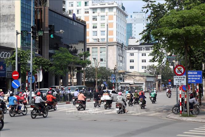 Trong ảnh: Phố Cát Linh là một trong những tuyến phố đang được đề xuất dỡ biển cấm xe taxi, xe hợp đồng dưới chín chỗ theo khung giờ cao điểm. Ảnh: Danh Lam – TTXVN
