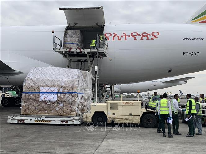 Trong ảnh: Các nhân viên bốc dỡ số trang thiết bị và vật tư y tế được hỗ trợ bởi tỷ phú Trung Quốc Jack Ma tại sân bay ở thủ đô Addis Ababa, Ethiopia ngày 22/3/2020. Ảnh: THX/TTXVN