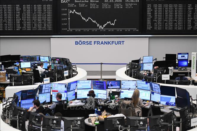 Trong ảnh: Giao dịch viên tại Sàn giao dịch chứng khoán Frankfurt, Đức, ngày 2/3/2020. Ảnh: THX/ TTXVN