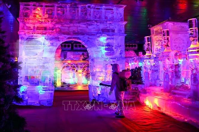 Trong ảnh: Nhà băng đăng ông viên văn hóa Đầm Sen không khách tham quan nhưng vẫn duy trì phun thuốc phòng, chống dịch COVID-19. Ảnh: Thanh Vũ - TTXVN