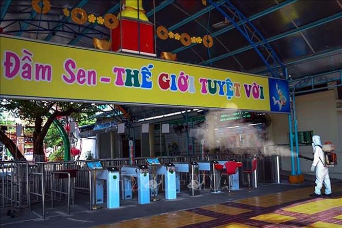 Trong ảnh: Công viên văn hóa Đầm Sen đóng cửa nhưng vẫn duy trì phun thuốc phòng, chống dịch COVID-19. Ảnh: Thanh Vũ - TTXVN