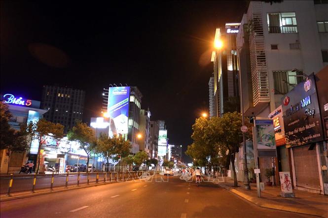 Trong ảnh: Nhiều cửa hàng trên đường Nam Kỳ Khởi Nghĩa, Quận 3 vắng bóng người do phòng, chống dịch COVID-19. Ảnh: Thanh Vũ - TTXVN