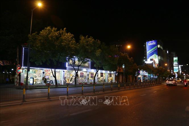 Trong ảnh: Nhiều cửa hàng trên đường Nam Kỳ Khởi Nghĩa, Quận 3 vắng bóng người do phòng, chống dịch COVID-19. Ảnh: Thanh Vũ - TTXVN

