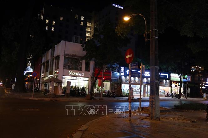 Trong ảnh: Nhiều cửa hàng trên đường Nguyễn Đình Chiểu, Quận 1 vắng bóng người do phòng, chống dịch COVID-19. Ảnh: Thanh Vũ - TTXVN

