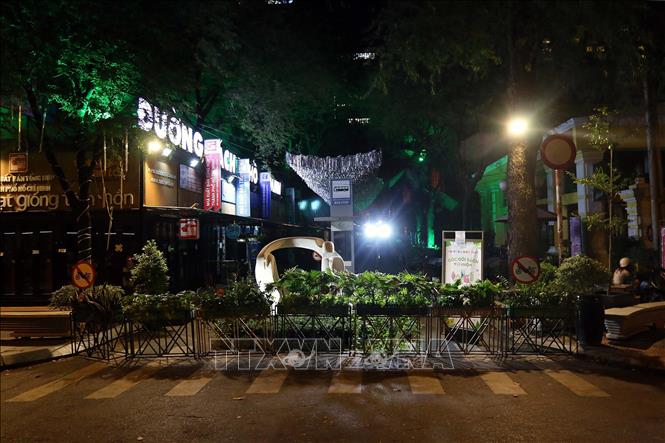 Trong ảnh: Đường sách Thành phố Nguyễn Văn Bình, Quận 1 tạm dừng hoạt động phòng, chống dịch COVID-19. Ảnh: Thanh Vũ - TTXVN
