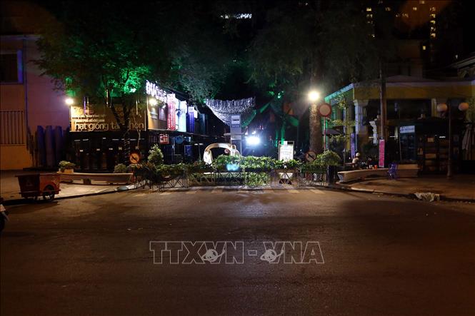 Trong ảnh: Khu vực trung tâm công xã paris, Quận 1 vắng bóng người do phòng, chống dịch COVID-19. Ảnh: Thanh Vũ - TTXVN
