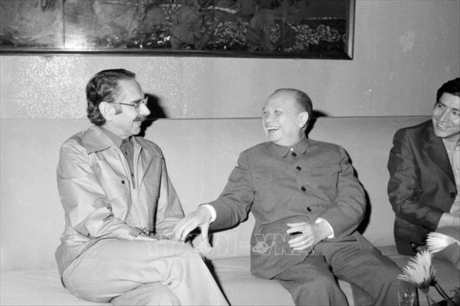 Trong ảnh: Ngày 6/3/1977, đồng chí Trường Chinh, Ủy viên Bộ Chính trị, Chủ tịch Ủy ban thường vụ Quốc hội tiếp đoàn đại biểu Đảng Xã hội Chile, do đồng chí Carlos Altamirano Orrego dẫn đầu sang thăm Việt Nam. Ảnh: Kim Hùng - TTXVN 
