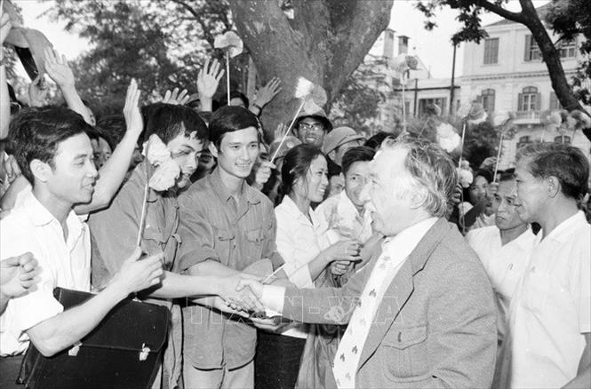 Trong ảnh: Nhân dân Thủ đô Hà Nội nồng nhiệt chào đón đồng chí Luis Corvalán, Tổng Bí thư  Đảng Cộng sản Chilê sang thăm Việt Nam, tháng 5/1978. Ảnh: TTXVN 