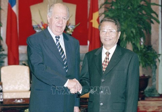 Trong ảnh: Chủ tịch nước Trần Đức Lương đón Tổng thống Chile Ricardo Lagos thăm chính thức Việt Nam, ngày 22/10/2003. Ảnh: Nhan Sáng - TTXVN