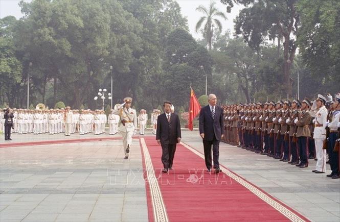 Trong ảnh: Chủ tịch nước Trần Đức Lương chủ trì Lễ đón Tổng thống Chile Ricardo Lagos thăm chính thức Việt Nam từ ngày 21 - 23/10/2003. Ảnh: Nguyễn Khang – TTXVN
 