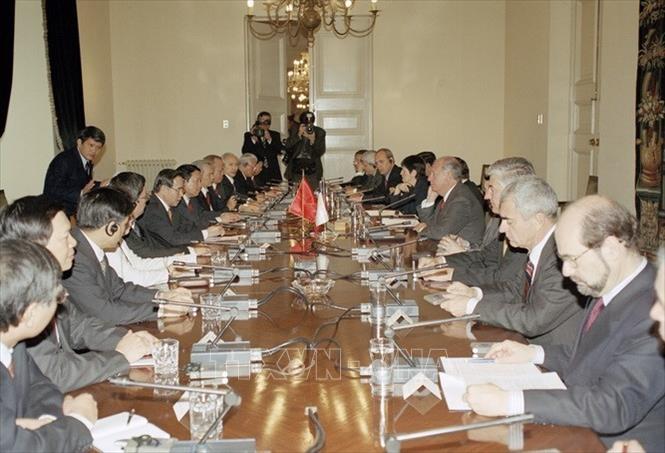 Trong ảnh: Thủ tướng Phan Văn Khải hội đàm với Tổng thống Ricardo Lagos trong chuyến thăm chính thức Chile, ngày 23/10/2002, tại Phủ Tổng thống ở thủ đô Santiago de Chile. Ảnh: Đức Tám – TTXVN
