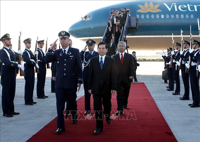 Trong ảnh: Chủ tịch nước Nguyễn Minh Triết đến thủ đô Santiago de Chile, ngày 29/9/2009, bắt đầu chuyến thăm chính thức Cộng hoà Chile theo lời mời của Tổng thống Michelle Bachelet Jeria. Ảnh: Nguyễn Khang - TTXVN