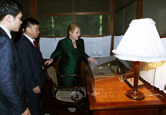 Trong ảnh: Tổng thống Chile Michelle Bachelet Jeria thăm nhà sàn Bác Hồ, trong chuyến thăm cấp Nhà nước đến Việt Nam, ngày 9/11/2017. Ảnh: Nguyễn Dân - TTXVN