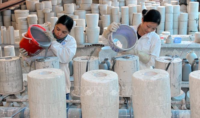 Trong ảnh: Công ty Gốm sứ Quang Vinh, huyện Đông Triều (Quảng Ninh) xuất khẩu các mặt hàng gốm sứ sang nhiều thị trường, trong đó có Chile. Ảnh: Minh Đông - TTXVN