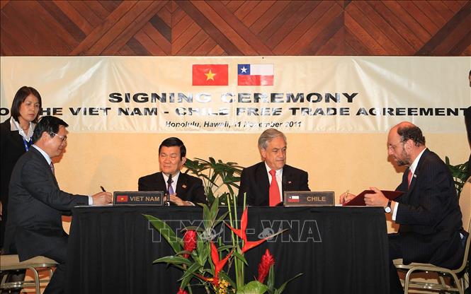 Trong ảnh: Chủ tịch nước Trương Tấn Sang và Tổng thống Chile Sebastian Pinera Echenique chứng kiến lễ ký Hiệp định Thương mại tự do giữa Chính phủ 2 nước, trong thời gian tham dự Hội nghị cấp cao APEC lần thứ 19 tại Hawaii (Hoa Kỳ), chiều ngày 11/11/2011. Ảnh: Nguyễn Khang - TTXVN