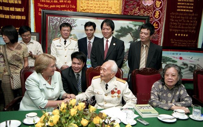 Trong ảnh: Ngày 17/11/2006, nhân chuyến thăm chính thức Việt Nam và dự Hội nghị APEC 14 tại Hà Nội, Tổng thống Chile Michelle Bachelet Jeria đến thăm Đại tướng Võ Nguyên Giáp tại tư gia. Ảnh: Thống Nhất – TTXVN