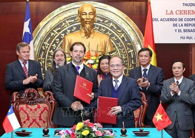 Trong ảnh: Ngày 1/3/2012, tại Hà Nội, Chủ tịch Quốc hội Nguyễn Sinh Hùng và Chủ tịch Thượng viện Chile Guido Girardi Lavín ký thỏa thuận hợp tác giữa Quốc hội hai nước. Ảnh: Nhan Sáng - TTXVN