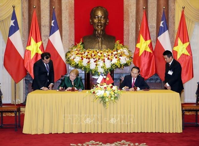 Trong ảnh: Tổng thống Chile Michelle Bachelet Jeria và Chủ tịch nước Trần Đại Quang ký Tuyên bố chung Việt Nam - Chile trong chuyến thăm cấp Nhà nước tới Việt Nam, sáng 9/11/2017. Ảnh: Nguyễn Dân – TTXVN