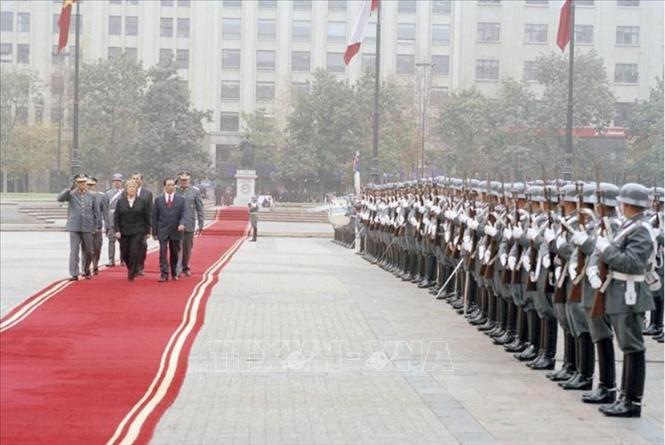 Trong ảnh: Trong chuyến thăm chính thức của Tổng Bí thư Nông Đức Mạnh đến Chile từ ngày 25 - 27/5/2007 theo lời mời của Tổng thống Michelle Bachelet Jeria, hai bên đã ra Tuyên bố chung cấp cao xác định khuôn khổ quan hệ Đối tác toàn diện. Ảnh: Xuân Tuân – TTXVN