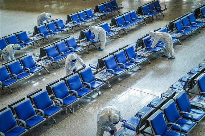 Trong ảnh: Nhân viên cứu hỏa khử trùng một nhà ga tàu hỏa ở Vũ Hán, tỉnh Hồ Bắc, Trung Quốc ngày 24/3/2020, nhằm ngăn chặn sự lây lan của COVID-19. Ảnh: THX/TTXVN