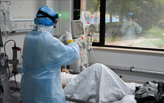 Trong ảnh: Nhân viên y tế chăm sóc bệnh nhân nhiễm COVID-19 tại Vũ Hán, tỉnh Hồ Bắc, Trung Quốc, ngày 21/3/2020. Ảnh: THX/TTXVN