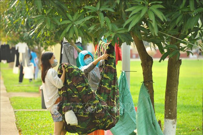 Trong ảnh: Khu vực sân trường Quân sự Quân đoàn 1 trở thành nơi đi dạo, tập thể dục và phơi đồ cho người cách ly. Ảnh: Minh Đức - TTXVN