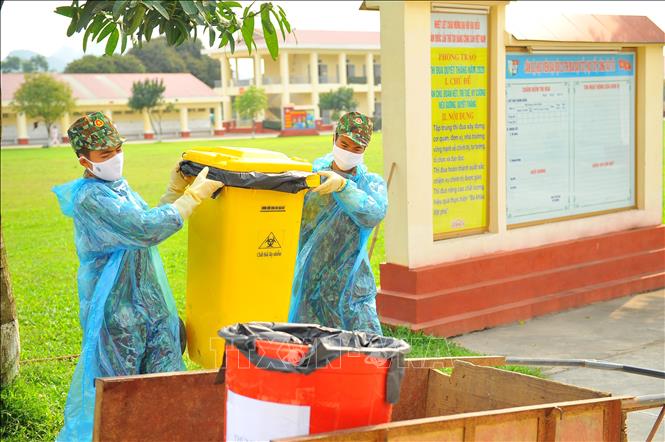 Trong ảnh: Nhằm đảm bảo môi trường xanh sạch vệ sinh, tổ vệ sinh dọn 2 lần/ ngày để đảm bảo môi trường tốt nhất cho các công dân cách ly tại trường. Ảnh: Minh Đức - TTXVN