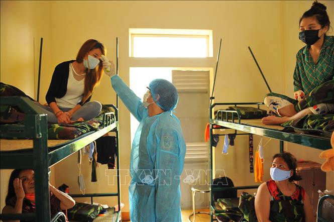 Trong ảnh: Công việc hàng ngày của lực lượng quân y nhà trường là đi kiểm tra thân nhiệt, đo huyết áp 2 lần/ngày cho các công dân. Ảnh: Minh Đức - TTXVN