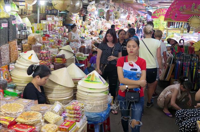 Trong ảnh: Chợ Đông Ba là trung tâm mua sắm lớn và nổi tiếng nhất ở TP Huế, thu hút đông du khách. Ảnh: Quốc Việt - TTXVN