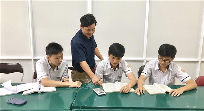 Trong ảnh: Học sinh đội tuyển trường THPT Chuyên Quốc học Huế ôn luyện cho kỳ thi tuyển chọn Vật lý đại diện Việt Nam thi đấu trên đấu trường châu Á. Ảnh: Mai Trang - TTXVN
