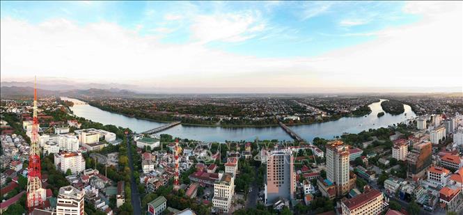 Trong ảnh: Thành phố Huế - thủ phủ của tỉnh Thừa Thiên - Huế có sức hút lớn đối với các dòng khách du lịch văn hoá, du lịch trở về cội nguồn, du lịch sinh thái và các loại du lịch đặc sắc khác của cả nước. Ảnh: Hồ Cầu - TTXVN
