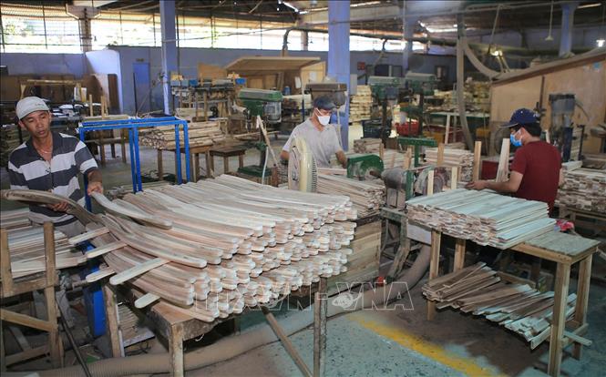 Trong ảnh: Nhà máy chế biến gỗ Minh An, thị xã Hương Thủy (Thừa Thiên - Huế) chuyên sản xuất các sản phẩm bàn ghế, hàng rào, kệ hoa các loại. Ảnh: Hồ Cầu - TTXVN