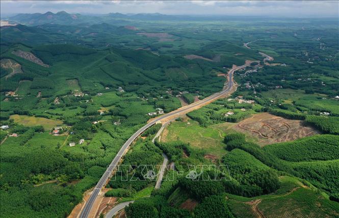 Trong ảnh: Đường cao tốc La Sơn - Túy Loan (thuộc dự án đường Hồ Chí Minh) nối tỉnh Thừa Thiên - Huế với TP Đà Nẵng, chạy vắt qua những cánh rừng thuộc địa bàn tỉnh Thừa Thiên - Huế. Ảnh: Hồ Cầu - TTXVN