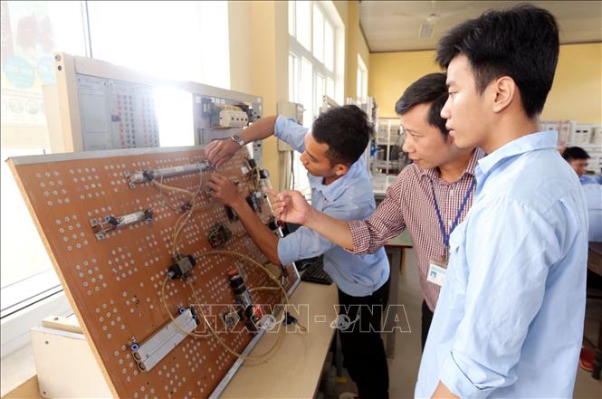 Trong ảnh: Lớp học Lắp đặt điện và điều khiển trong công nghiệp của học sinh Trường Cao đẳng nghề Thừa Thiên - Huế. Ảnh: Anh Tuấn – TTXVN
