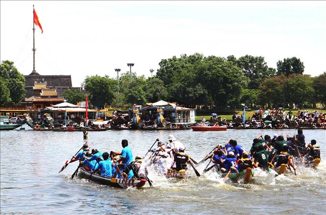 Trong ảnh: Đua thuyền trên sông Hương, thành phố Huế trong khuôn khổ Festival nghề truyền thống Huế 2009. Ảnh: Đình Huệ - TTXVN
