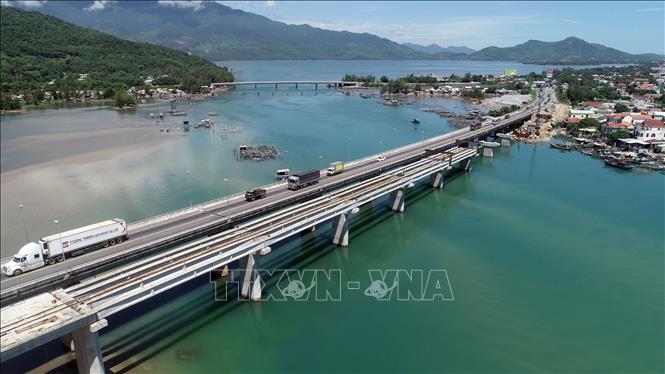 Trong ảnh: Cầu Hải Vân 2, cây cầu dài nhất trên tuyến thi công hầm đường bộ Hải Vân 2, thuộc địa phận tỉnh Thừa Thiên - Huế và Tp Đà Nẵng, dự kiến hoàn thành trong quý 4/2020. Ảnh: Huy Hùng - TTXVN