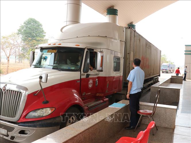 Trong ảnh: Các xe hàng làm thủ tục thông quan hàng hóa tại cửa khẩu quốc tế Hoa Lư bên phía Việt Nam. Ảnh: Dương Chí Tưởng - TTXVN
