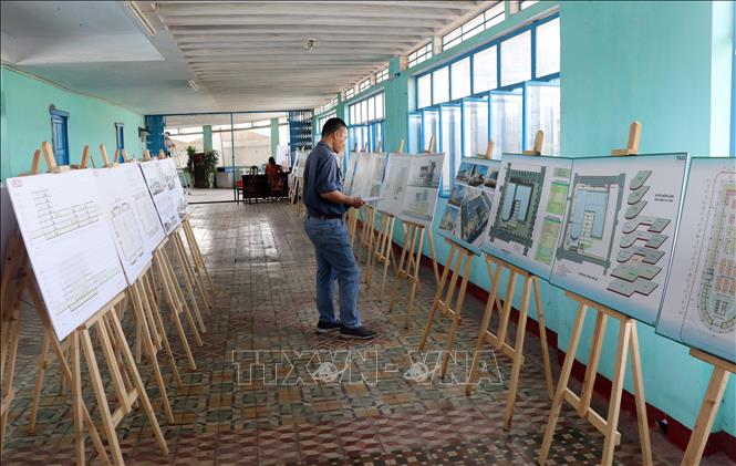 Trong ảnh: Các phương án thiết kế chợ Cồn được trưng bày để lấy ý kiến của người dân. Ảnh: Trần Lê Lâm – TTXVN
