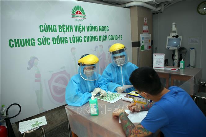 Trong ảnh: Các bệnh nhân có triệu chứng viêm đường hô hấp, người có yếu tố dịch tễ được khám riêng. Ảnh: Danh Lam – TTXVN