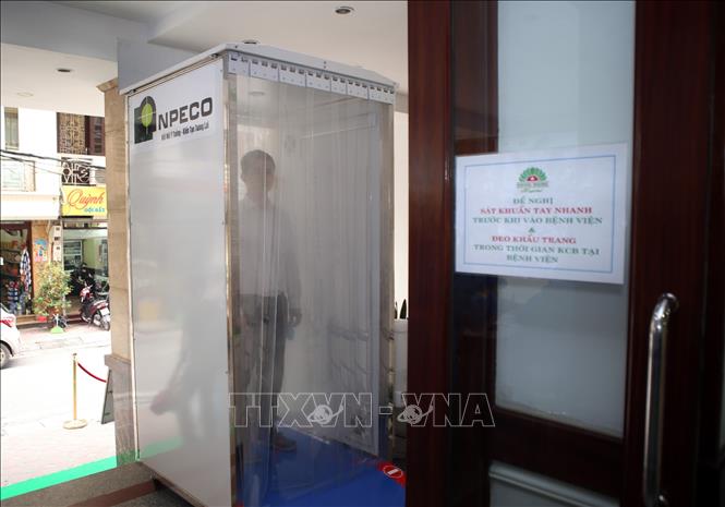 Trong ảnh: Biển chỉ dẫn nhắc nhở sát khuẩn tay và đeo khẩu trang được treo ở nhiều nơi trong bệnh viện. Ảnh: Danh Lam - TTXVN