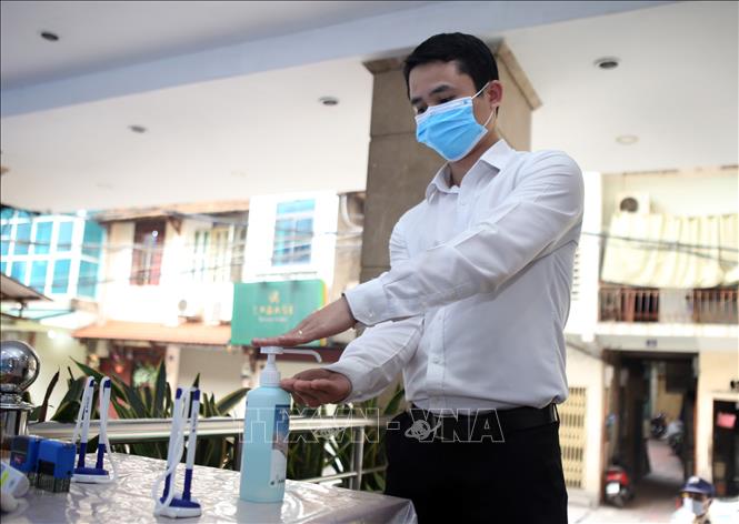 Trong ảnh: Tất cả bệnh nhân đến Bệnh viện Đa khoa Hồng Ngọc đều phải sát khuẩn tay. Ảnh: Danh Lam – TTXVN