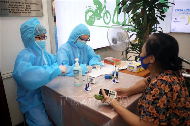 Trong ảnh: Tất cả bệnh nhân đến Bệnh viện Đa khoa Hồng Ngọc đều phải khai báo y tế, phục vụ sàng lọc người có yếu tố dịch tế để phân luồng. Ảnh: Danh Lam – TTXVN