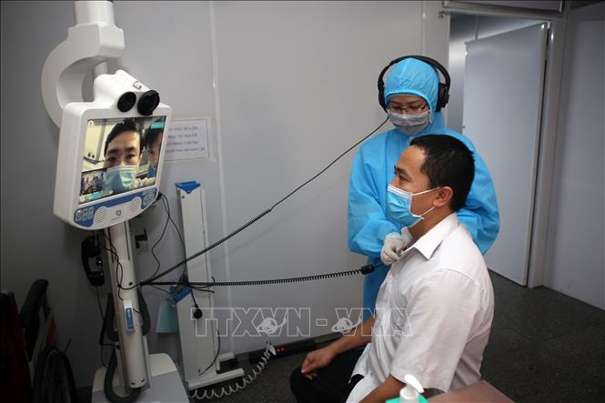 Trong ảnh: Sử dụng thiết bị khám từ xa cho các bệnh nhân có triệu chứng viêm đường hô hấp, người có yếu tố dịch tễ. Ảnh: Danh Lam – TTXVN