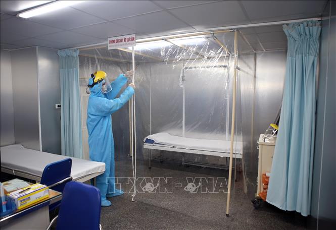 Trong ảnh: Phòng cách ly áp lực âm luôn chuẩn bị sẵn sàng để cách ly bệnh nhân có triệu chứng viêm đường hô hấp, người có yếu tố dịch tễ. Ảnh: Danh Lam – TTXVN