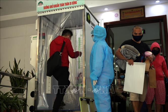 Trong ảnh: Tất cả bệnh nhân đến Bệnh viện Đa khoa Hồng Ngọc đều phải qua buồng khử khuẩn. Ảnh: Danh Lam – TTXVN
