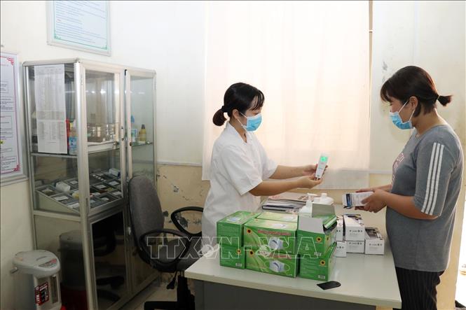 Trong ảnh: Cơ sở Sơn Tây - Trường Đại học Lao động - Xã hội đã chuẩn bị 17 máy đo thân nhiệt, 13.000 khẩu trang (trong đó có 7000 khẩu trang do Công ty Manulife tài trợ) và hàng trăm chai dung dịch sát khuẩn để sẵn sàng chia sẻ với TP Hà Nội trong việc phục vụ cho cách ly. Ảnh: Anh Tuấn - TTXVN